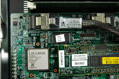 RAIDカードとHDDとはSAS SCSIケーブルで接続されている