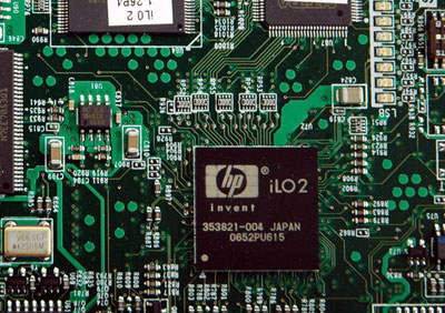 ロジックボード上にiLO2のコントロールプロセッサが実装されている
