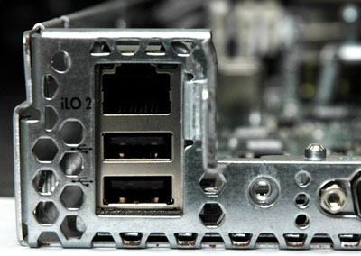 iLO2専用のネットワークポート（上側）