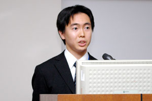 TOMOYO Linuxのデモンストレーションを行う武田 健太郎氏